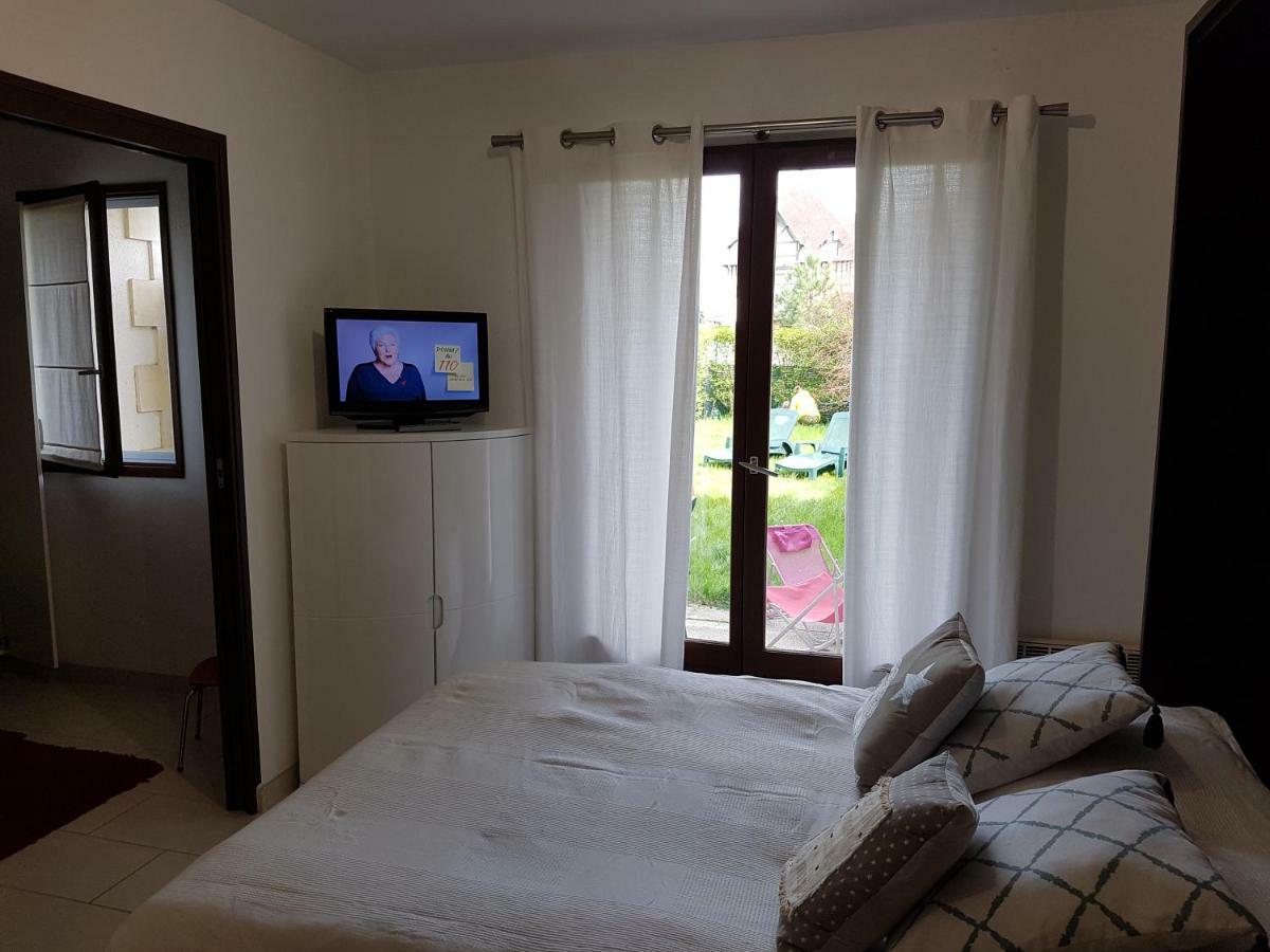 Appartement 2 Pieces Rez-De-Jardin A 2 Pas De La Plage Et De La Thalasso Cabourg Exterior photo